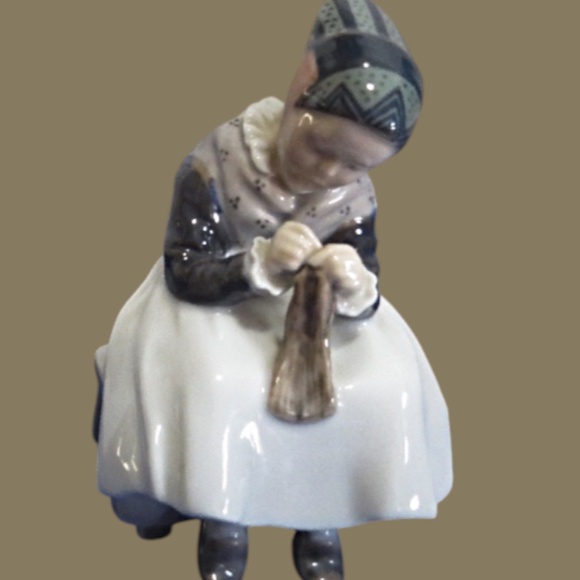 Royal Copenhagen "Amager Girl" Porcelain Figurine, model number 1314 - Picture 7 of 12